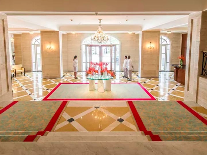 Algumas das marcas registradas do Copacabana Palace são sua elegância e sofisticação, presentes desde o lobby de entrada do hotel.