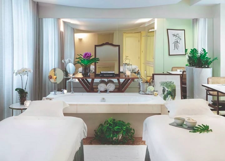 O hotel também oferece uma variedade de atividades de lazer, como aulas de yoga, tênis e até surf.