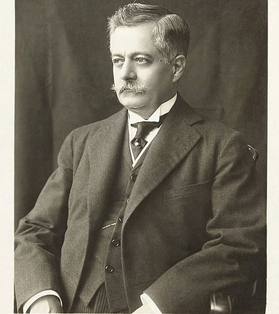 A ideia de construir um hotel de luxo na orla de Copacabana surgiu em 1919, a partir do entusiasmo do então presidente Epitácio Pessoa.