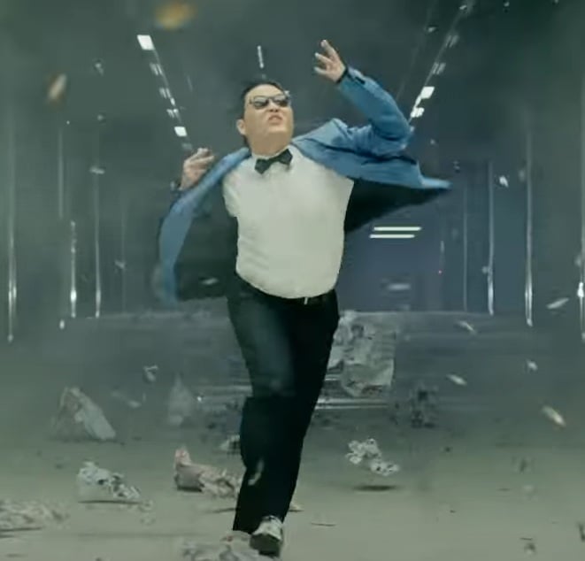 Psy (Cantor)- Park Jae-sang nasceu em 31/12/1977 em Seul na Coreia do Sul. Psy ganhou destaque internacional com seu single Gangnam Style em 2012, que se tornou um fenômeno viral e é um dos vídeos mais assistidos no YouTube.