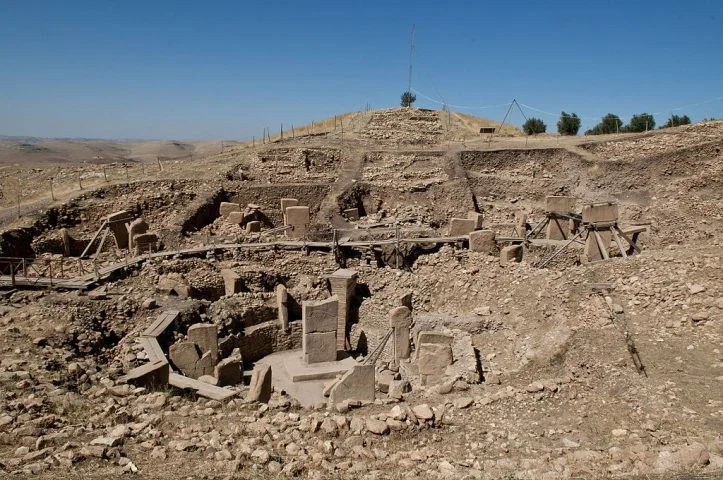 Ele comparou Yonaguni a Göbekli Tepe (Turquia), uma das estruturas mais antigas conhecidas (~9500 a.C.).