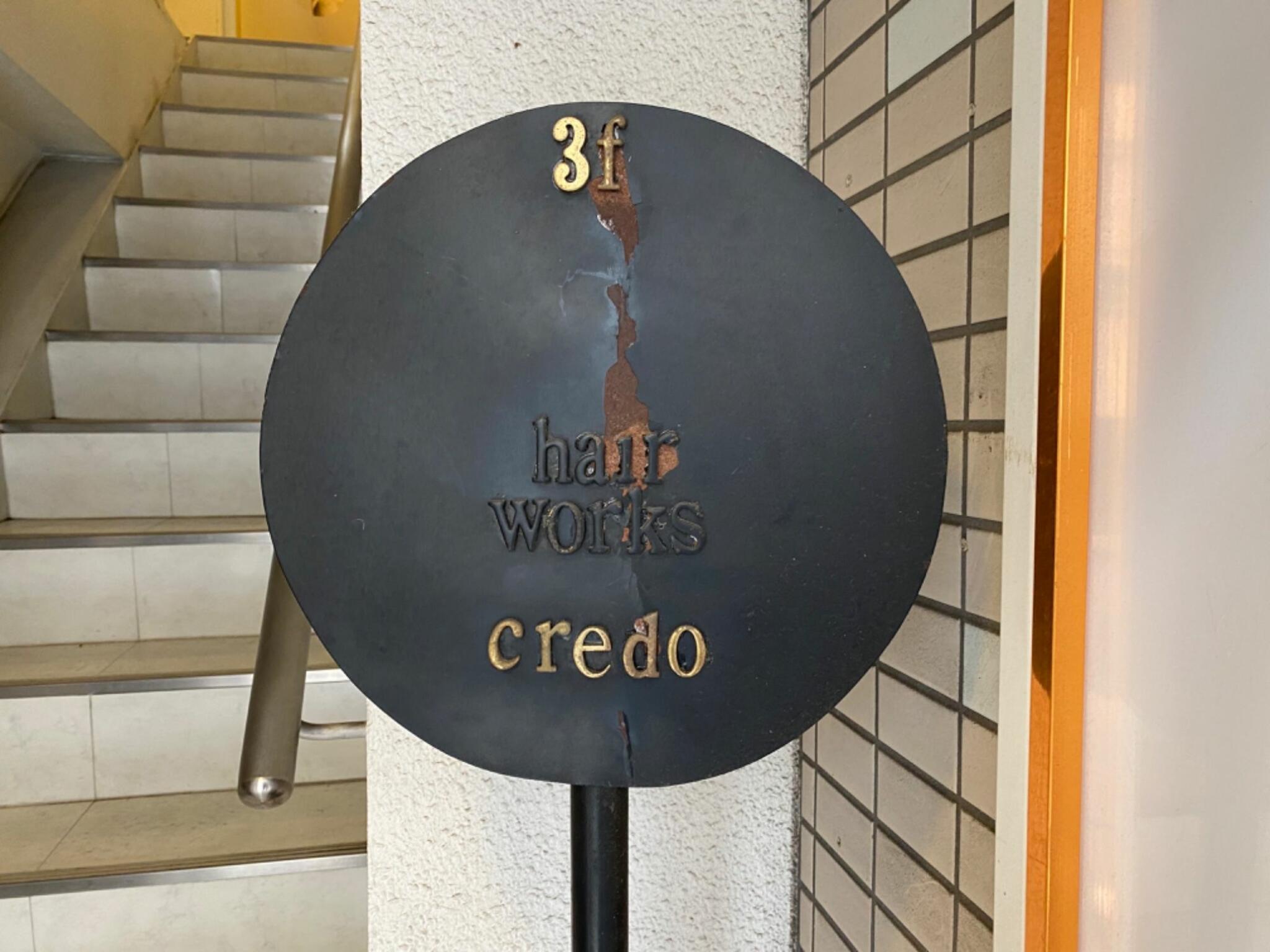 Segundo o site “Minha Vida”, o salão de beleza Hair Works Credo foi um dos primeiros a oferecer esse serviço. 
