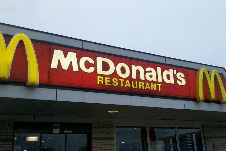 Nos anos 1980, Phil Sokolof, um empresário que teve um ataque cardíaco aos 43 anos colocou anúncios em jornais de cidades como Nova York e Chicago criticando o cardápio do McDonald's, dizendo que era prejudicial à saúde.