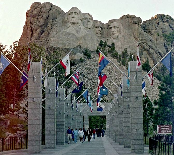 Inaugurado em 31 de outubro de 1941, o Memorial Nacional de Monte Rushmore recebe mais de dois milhões de visitantes por ano.
