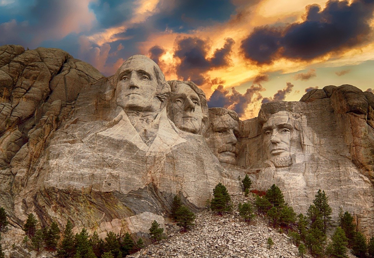A presença das esculturas na montanha fez com que o estado de Dakota do Sul ficasse conhecido como o “The Mount Rushmore State” (“O Estado do Monte Rushmore”). 
