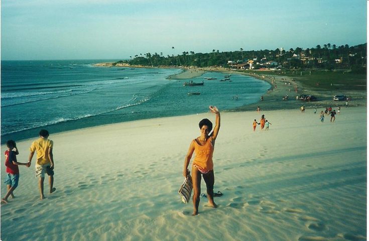 A partir da década de 70 começaram a surgir os primeiros visitantes na vila. Nos anos 2000 Jericoacoara se tornou um destino badalado, nacional e internacionalmente, e comercial, comforme explicou em entrevista o professor Davis de Paula, da Universidade Estadual do Ceará (Uece).