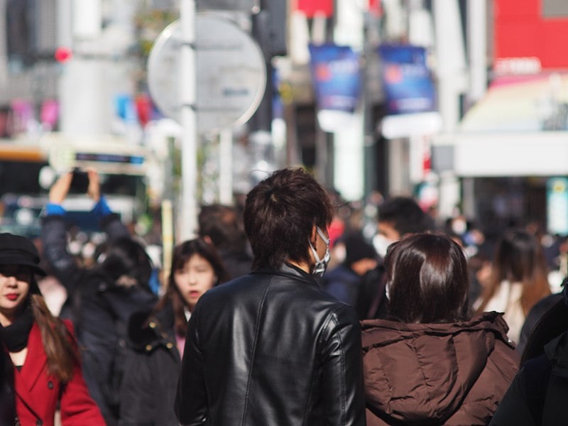 No país, as leis estabelecem limite de poluição sonora apenas para empresas e fábricas, não determinando faixas para moradias ou nas relações urbanas. 

