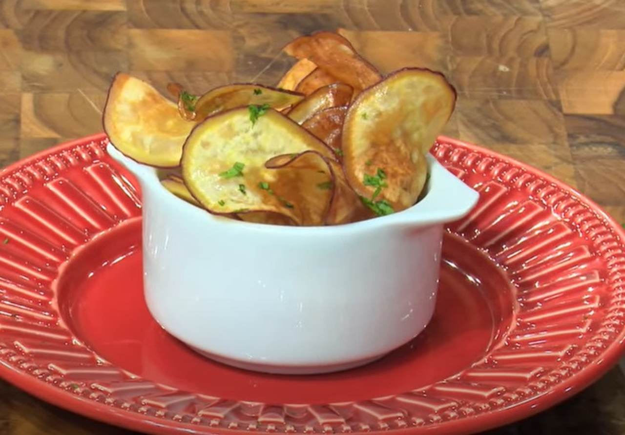 Batata-doce chips, por exemplo, são uma alternativa saudável e deliciosa aos snacks tradicionais. Feitas a partir de fatias finas de batata-doce assadas ou fritas, oferecem um sabor adocicado e crocante.
