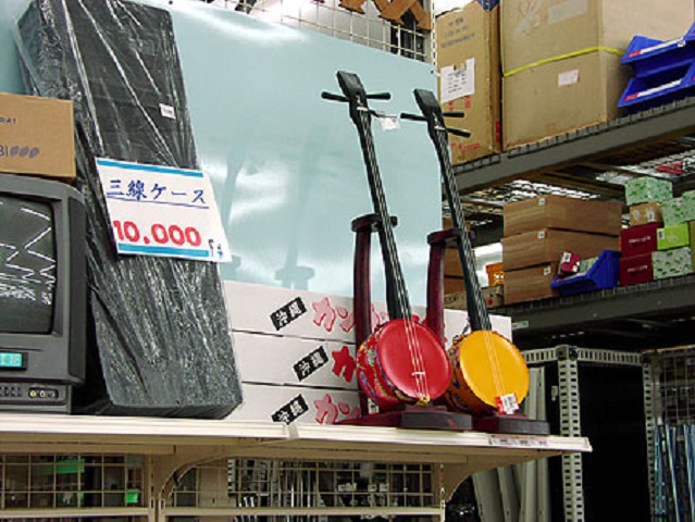 O dialeto e as tradições locais, como a música tocada com o sanshin (instrumento de cordas típico), as danças tradicionais e a culinária — que mistura elementos japoneses, chineses e do sudeste asiático — conferem uma identidade única ao povo ryukyuan. 