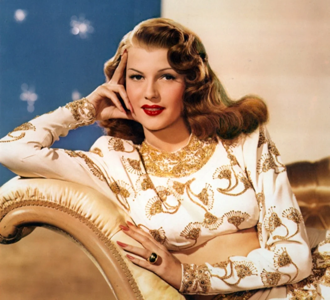 Nas décadas seguintes, grandes estrelas do cinema de Hollywood, como Rita Hayworth,  passaram a utilizar esmaltes nas unhas dos pés e das mãos, o que ajudou na popularização do produto.
