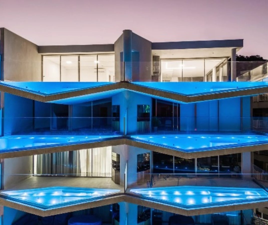 O fato é que são mesmo piscinas instaladas nas sacadas do edifício, que tem 6 unidades por andar. O prédio tem  4 pavimentos.