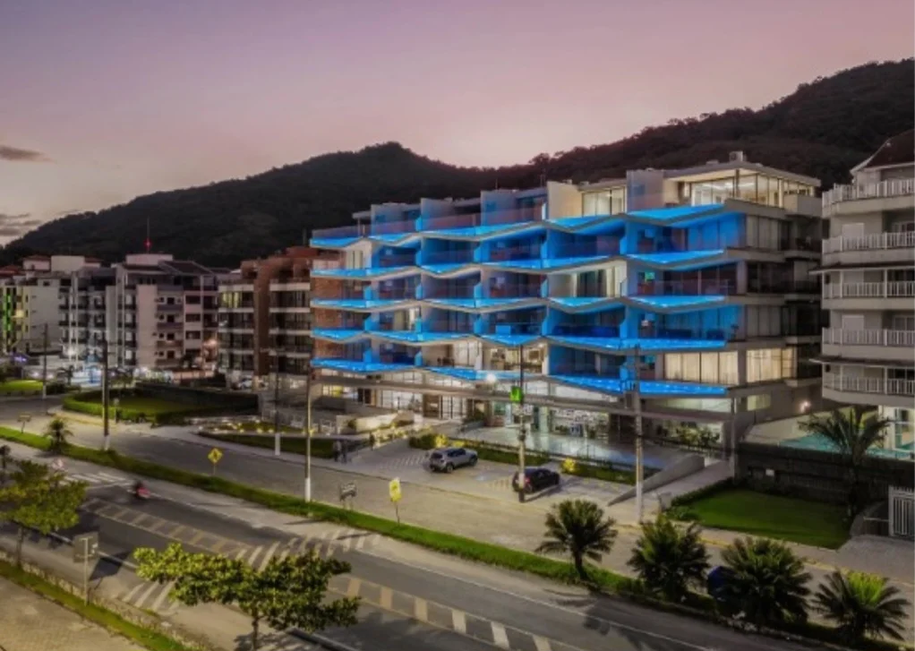 As sacadas de um prédio em Ubatuba, no litoral paulista, são tão diferentes que viralizaram nas redes sociais. Vídeos no TikTok mostraram as piscinas nas varandas e muita gente ficou em dúvida se eram de verdade. O FLIPAR mostrou e republica para quem não viu. 