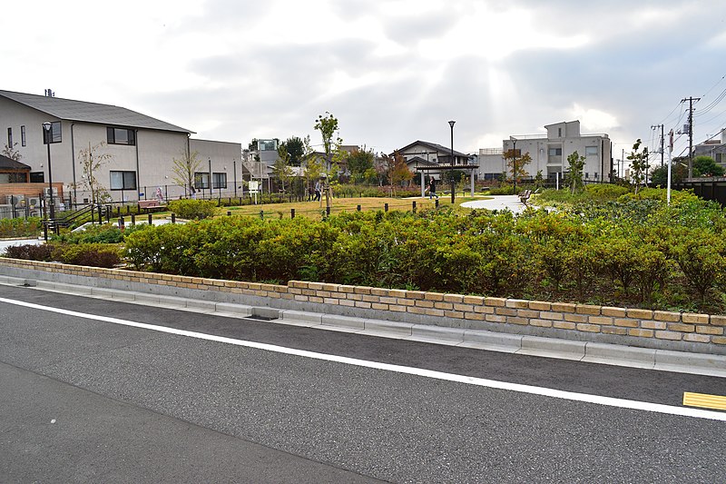 Localizado no bairro de Setagaya, em Tóquio, o salão oferece três níveis de conversa: normal, reduzida ou nenhuma (silêncio total). 
