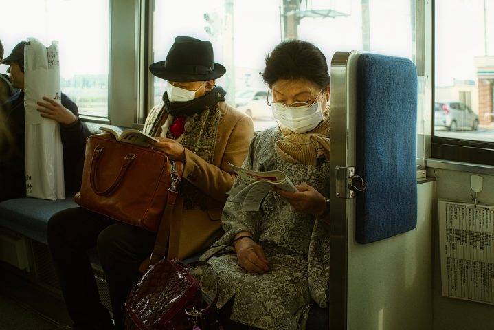 9. Uso de máscaras: Mesmo antes da pandemia de COVID-19, o uso de máscaras era comum no Japão por respeito aos outros — especialmente ao estar resfriado — e por preocupação com a higiene pública.