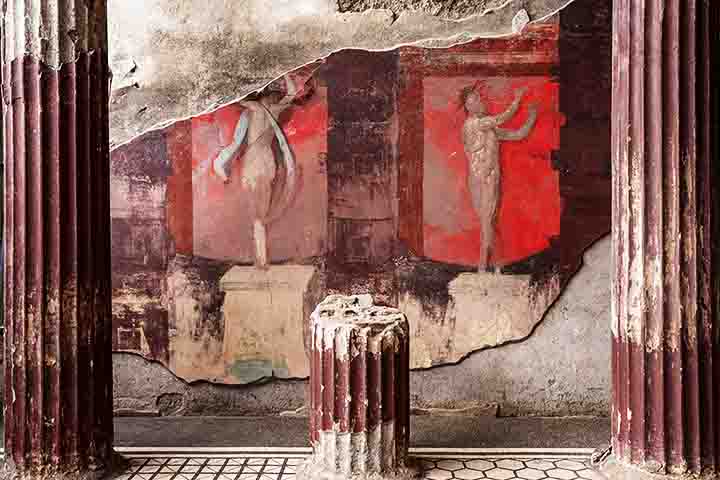 A obra estava no salão de banquetes da Casa da Thiasus, localizada na Região IX de Pompeia. 
