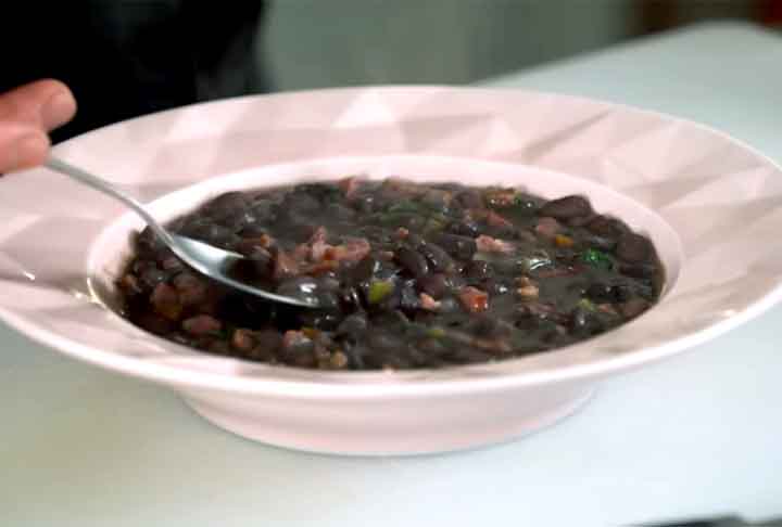 Mais famosa fonte de ferro não heme entre os vegetais, o feijão também contém cálcio, magnésio, fibras, proteínas e vitaminas do complexo B. Ajuda a evitar o cansaço e alterações no humor, previne cãibras e outros desconfortos musculares.