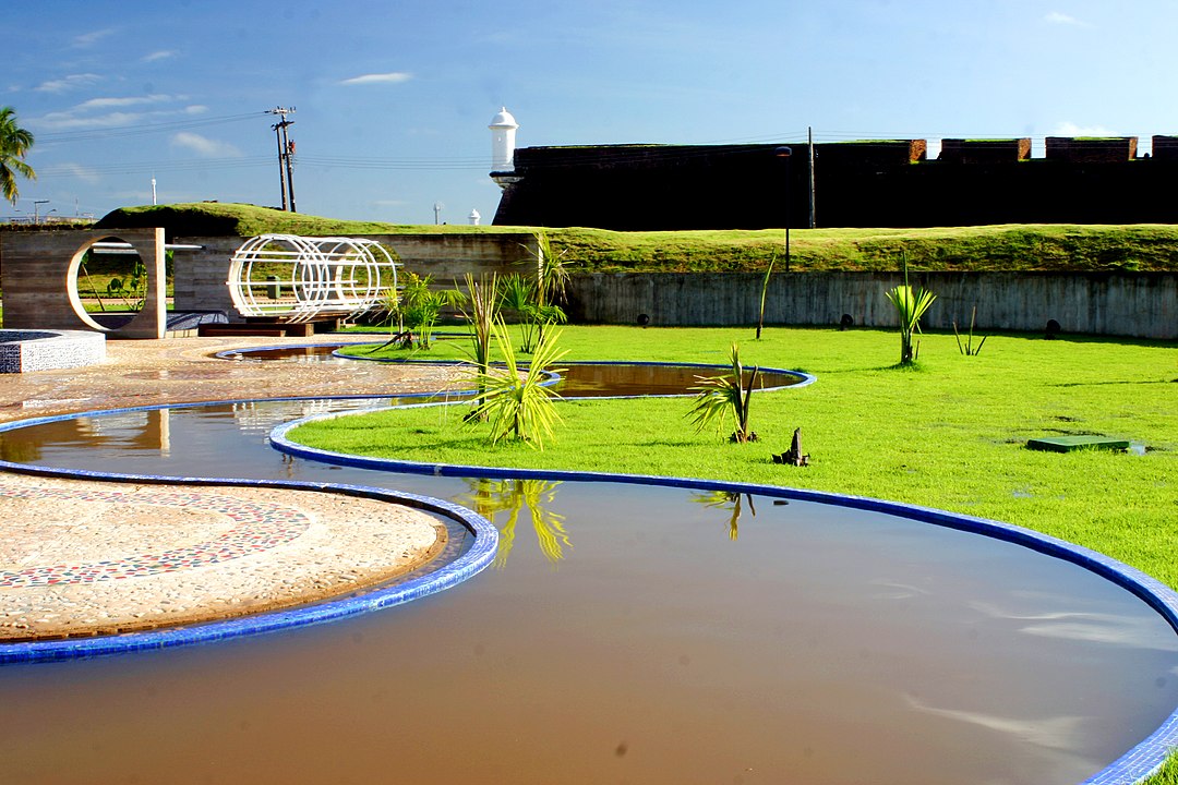 O Complexo Beira-Rio, uma área de lazer à beira do rio Amazonas, e o Parque do Forte (foto) são dois dos lugares mais procurados por turistas que vão à cidade.