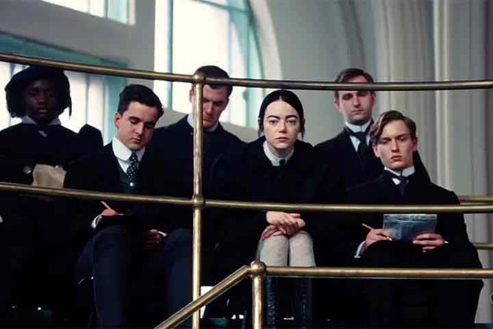 Aclamado e excêntrico, Pobres Criaturas (2023), que pode ser assistido no Disney+, mistura ficção científica e crítica social em um ambiente vitoriano deformado e inventivo. A história de Bella (Emma Stone), ressuscitada por um cientista pouco ortodoxo, transita entre o grotesco e o poético.