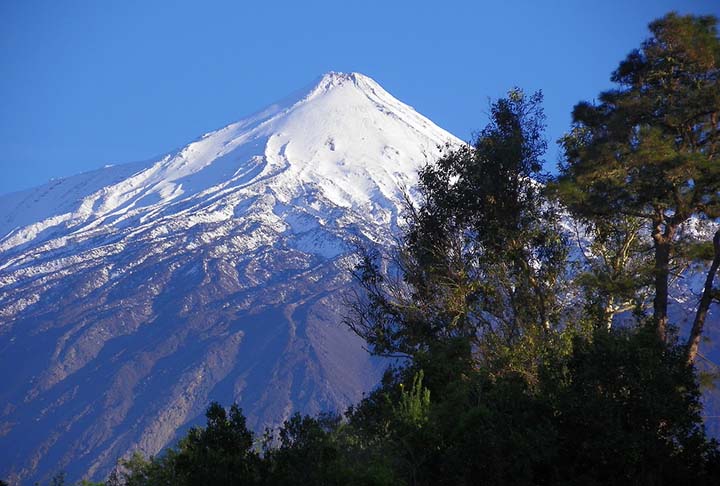 O relevo da ilha é dominado pelo vulcão Teide, com seus 3.718m, a mais alta montanha do país.  