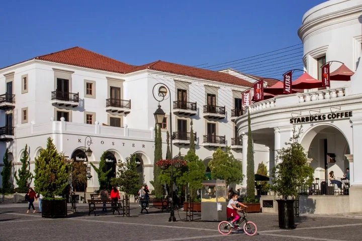 Em sua essência, o neourbanismo procura criar espaços com edifícios de cores claras e não mais de cinco andares, ruas largas, áreas verdes e muitos parques.