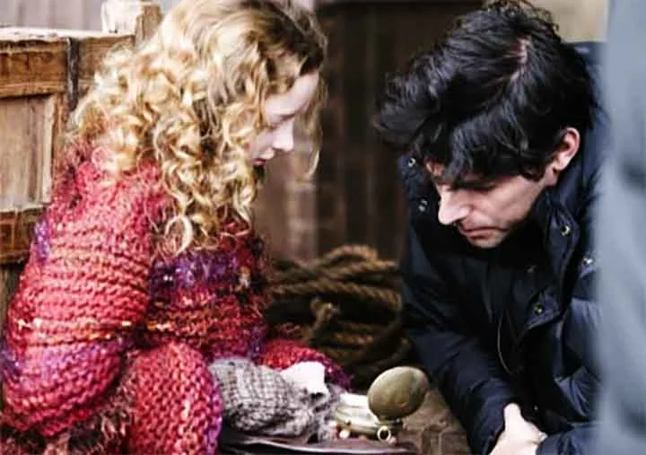 A jovem Lyra Belacqua (Dakota Blue Richards), guiada por um instrumento enigmático, embarca em uma aventura por territórios inóspitos em busca de respostas sobre uma substância misteriosa. Com direção de arte detalhada e uma ambientação alternativa à era vitoriana, o filme mistura religião, ciência e simbolismo.