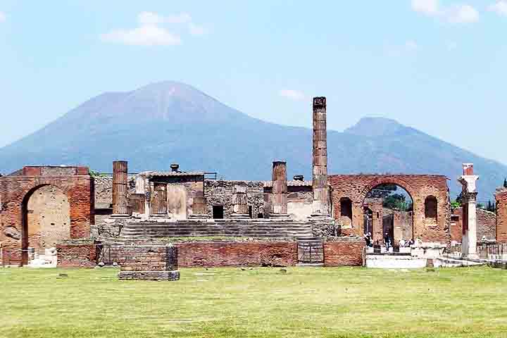 Boa parte das casas de Pompeia ficaram preservada pela sedimentação das cinzas vulcânicas. O mesmo ocorreu com parcela dos corpos dos três mil moradores que morreram na tragédia natural. 
