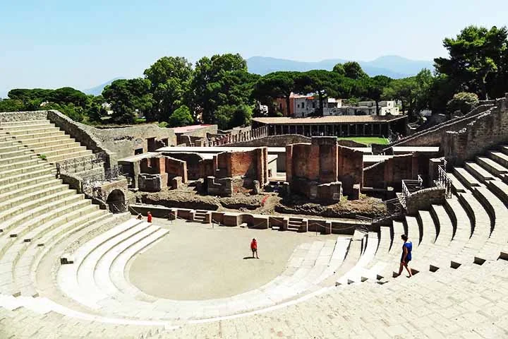 A descoberta dos restos arqueológicos aconteceu no século 18 e, desde então, diversas escavações foram feitas na região a fim de aprofundar o conhecimento sobre a antiga cidade.
