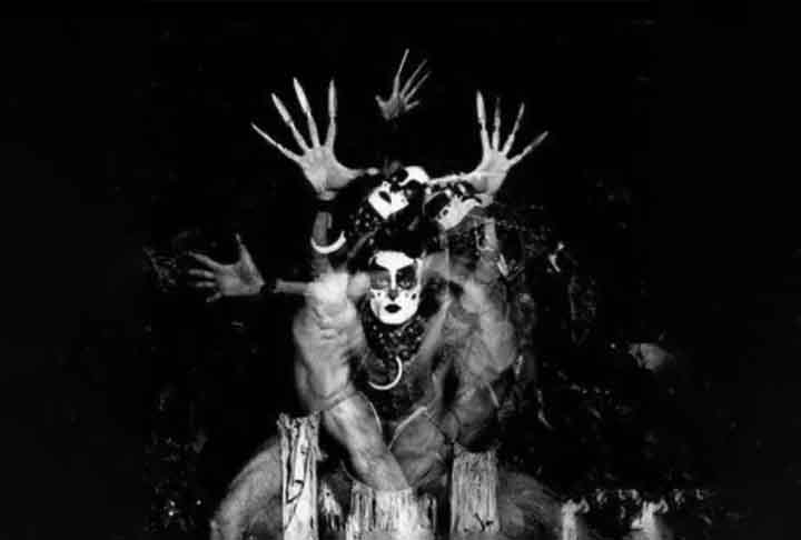 Em uma entrevista a Serginho Groisman, no programa Altas Horas, em 2019, Ney Matogrosso revelou que na adolescência tinha vergonha da própria voz. O embaraço só se desfez quando um maestro elogiou o seu canto durante apresentação de um coral com amigos, em 1961. 
