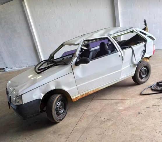 A dona do carro ainda contou que o veículo não tinha seguro e sofreu vários danos: É o meu primeiro carro, foi uma batalha conseguir comprá-lo.