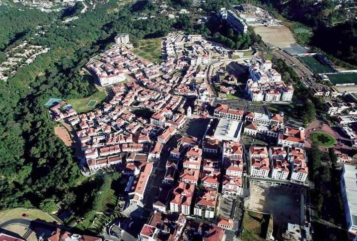 Inaugurada em 2011, a cidade é considerada um exemplo de planejamento urbano contemporâneo na América Latina. 