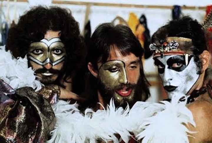 O Secos e Molhados, liderado pelo músico e produtor de origem portuguesa João Ricardo, teve em sua formação mais famosa Ney Matogrosso e também Gerson Conrad. Em 1973, a banda dominou as paradas musicais do Brasil com o álbum homônimo - considerado pela Revista Rolling Stones o quinto melhor da história da música brasileira. 
