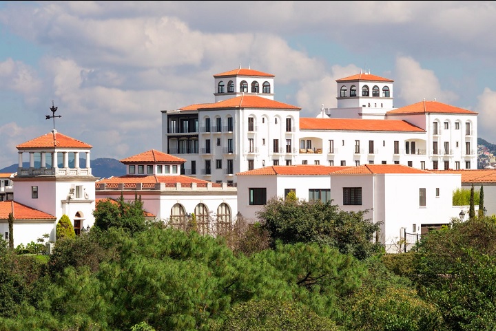 Encantadora e controversa, uma pequena cidade localizada na zona leste da capital da Guatemala tem se tornado o destino predileto dos mais ricos do país nos últimos anos. Conheça Cayalá!