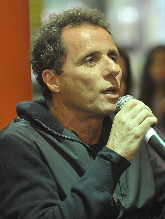 Tony Bellotto - O músico paulista critica o fanatismo religioso e diz: Sou ateu, mas não encho o saco de ninguém com isso. Não vejo tanta diferença em crer ou não em deus (com d minúsculo, como dizia Jose Saramago). 