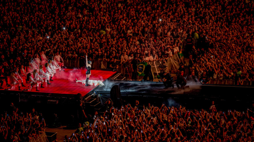 A estrela pop americana Lady Gaga se apresenta durante seu show na praia de Copacabana, no Rio de Janeiro