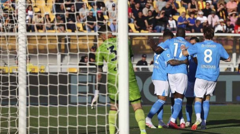 Equipe vence fora de casa por 1 a 0 e chega a seis pontos à frente da Inter de Milão, que joga ainda neste sábado (3)