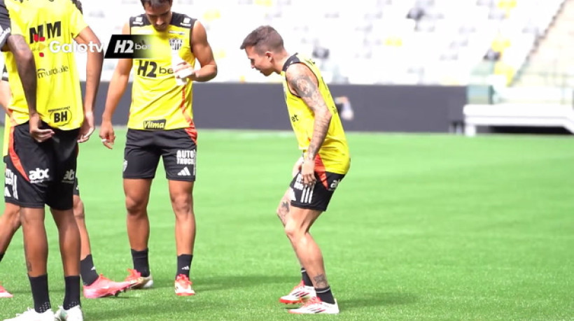 Galo treina pela primeira vez no gramado sintético da Arena MRV