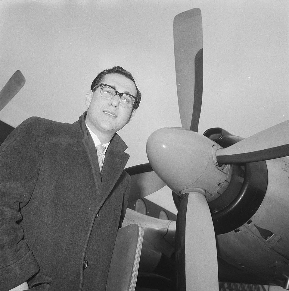 2005 - O britânico Harold Pinter venceu pelo impacto de suas peças, marcadas por silêncio e tensão. Obras como O Porteiro revelam os jogos de poder e a fragilidade humana em cenários cotidianos e desconcertantes.