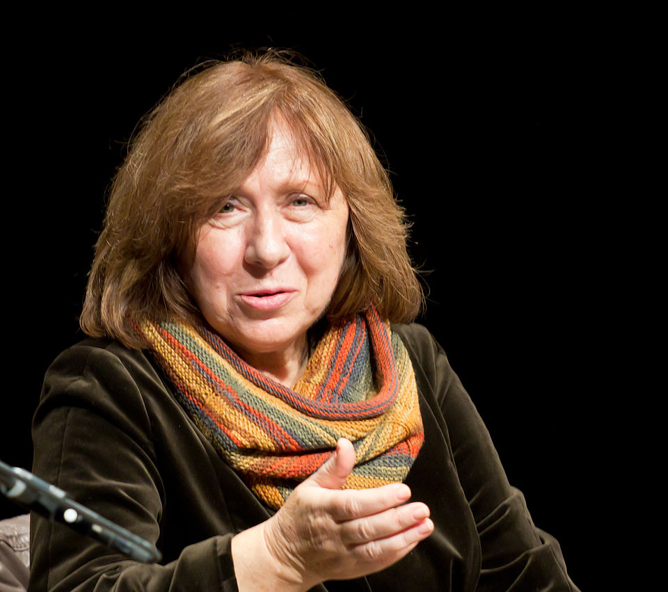 2015 - A bielorrussa Svetlana Alexievich venceu por seu trabalho documental e polifônico. Em Vozes de Tchernóbil, dá voz aos anônimos, transformando depoimentos reais em literatura sobre tragédias soviéticas e humanidade em crise.