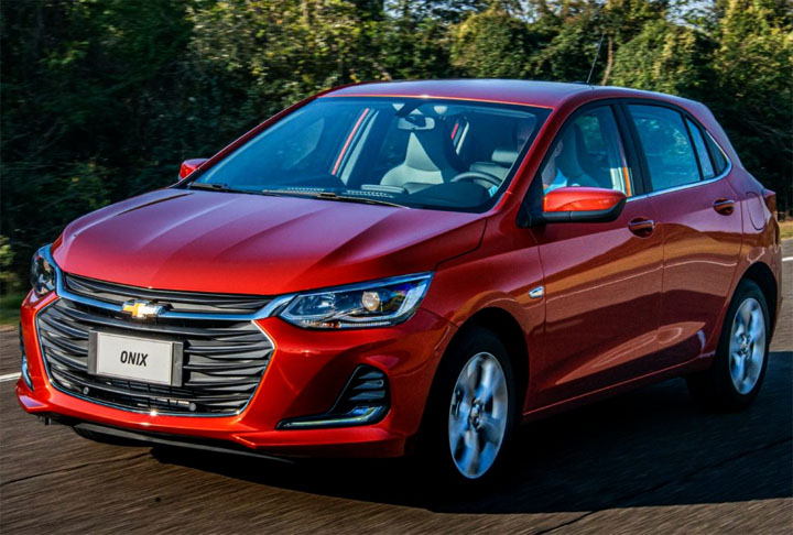 O Onix ocupa os dois primeiros lugares da lista dos carros mais econômicos. Ambos contam com o mesmo conjunto de motor e câmbio e as versões de entrada apresentam dados de consumo bastante similares.