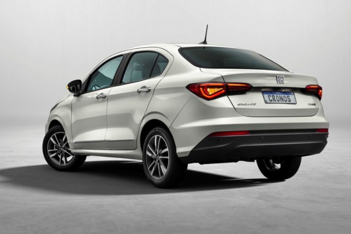 3º) Fiat Cronos - Motor: 1.0 flex; Câmbio: manual de cinco velocidades; Consumo na cidade: 13,5 km/l (gasolina) e 9,6 km/l (etanol); Consumo na estrada: 16,6 km/l (gasolina) e 11,4 km/l (etanol); Preço inicial: R$ 98.990.