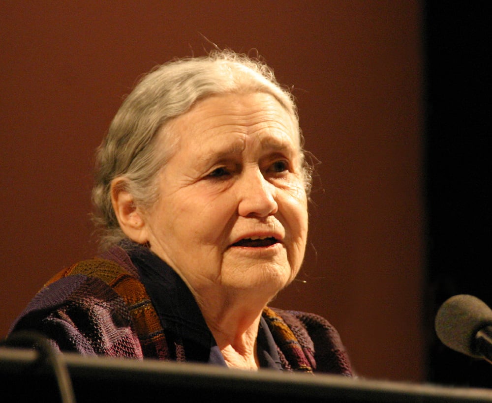 2007 - A escritora britânica Doris Lessing recebeu o Nobel por sua escrita épica sobre a experiência feminina. Em O Carnê Dourado, discutiu política, psique e relações humanas com intensidade e liberdade formal.