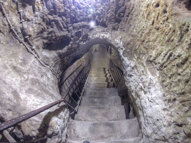 A partir disso, as escavações começaram e cientistas identificaram que, na verdade, havia  um complexo de 18 níveis de túneis, com uma profundidade de 85 metros. O equivalente a um prédio de 25 andares