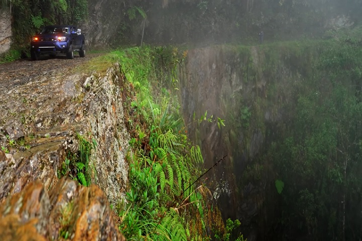 Estrada da Morte: Na Bolívia, o influenciador dirigiu na beira de um penhasco de 300 metros de altura. Essa estrada foi fechada há dez anos devido ao grande número de acidentes fatais. Nesse caso, o próprio governo local autorizou sua gravação.