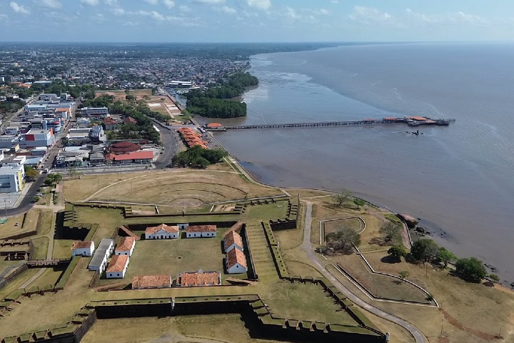 A economia local é baseada principalmente no comércio, na pesca e em atividades relacionadas ao extrativismo, como a exploração de madeira e castanhas.