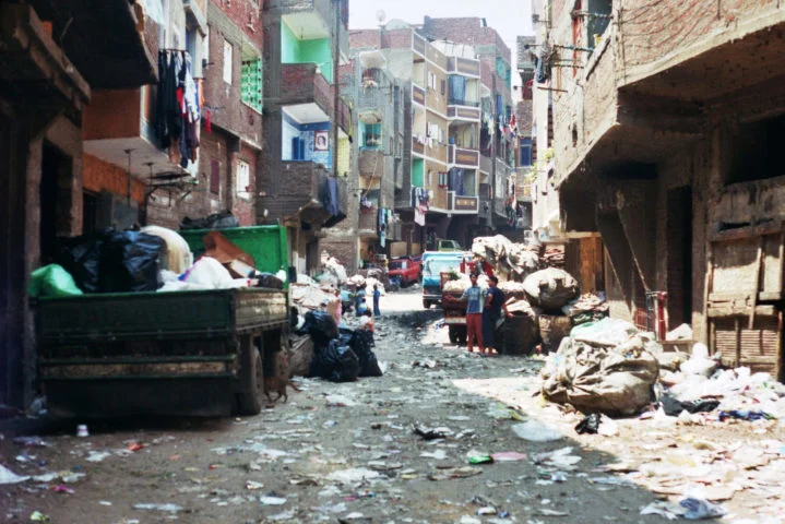 Segundo um relato da jornalista Evelyn Koch, dona do blog Vida no Egito, a região tem um odor característico e insuportável, mas muitas famílias vivem lá por gerações e estão acostumados.