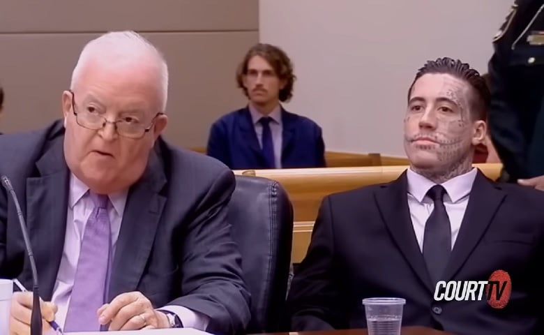 Com o tempo, o vício se somou a problemas de saúde mental, e ele passou a apresentar comportamentos paranoicos e delirantes, com um crescente sentimento de perda. 