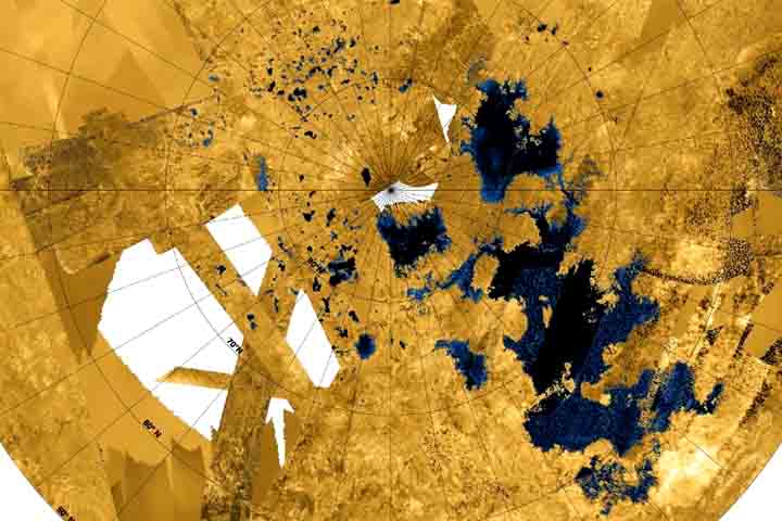 Titã apresenta lagos de metano líquido em sua superfície. A distância dessa lua de Saturno à Terra é de aproximadamente 1,2 bilhão de quilômetros.