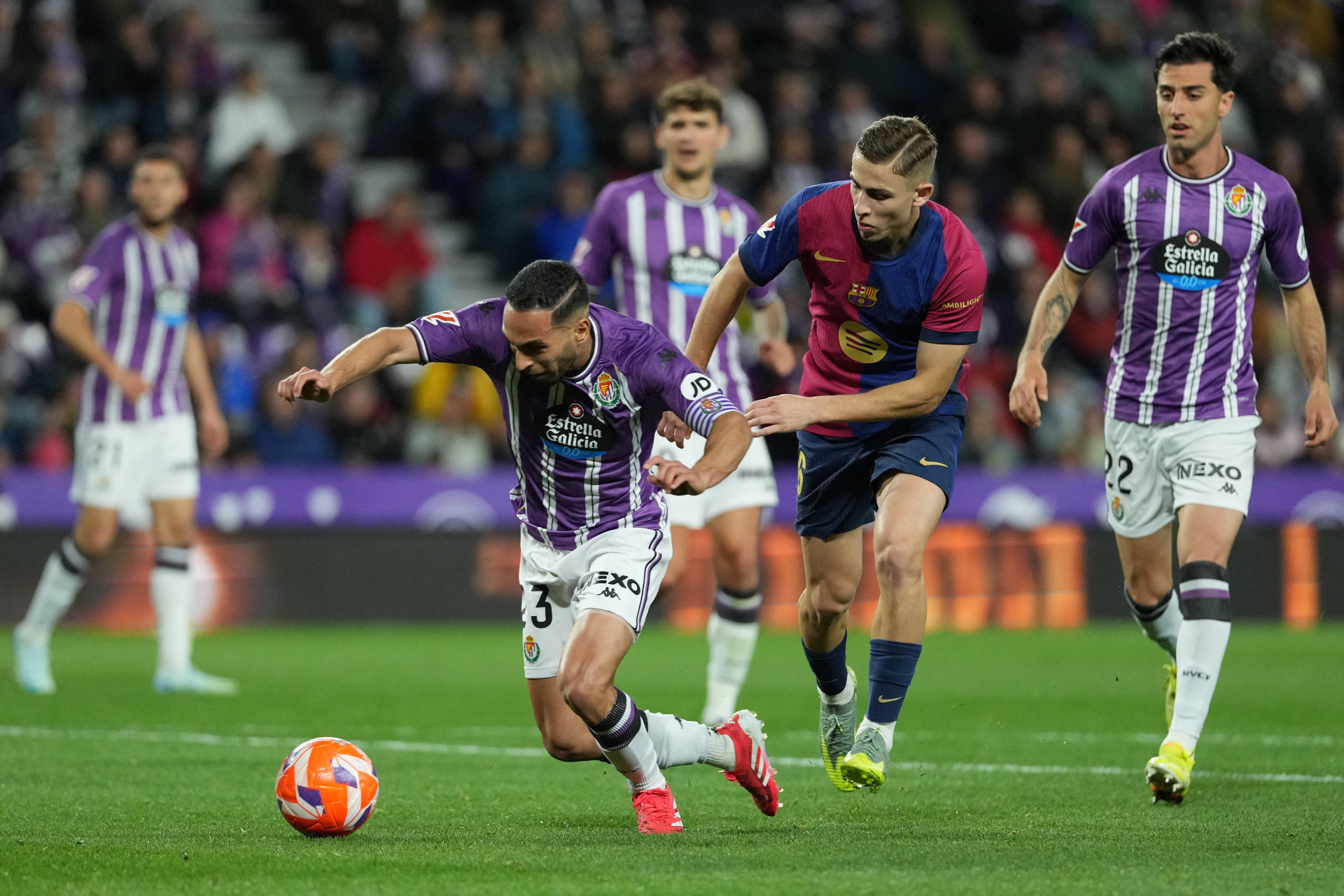Em fase dif&iacute;cil e mais uma vez rebaixado, Valladolid enfrentou o Barcelona neste s&aacute;bado, 3. Torcida realizou protestos contra Ronaldo Fen&ocirc;meno, dono da equipe blanquivioleta