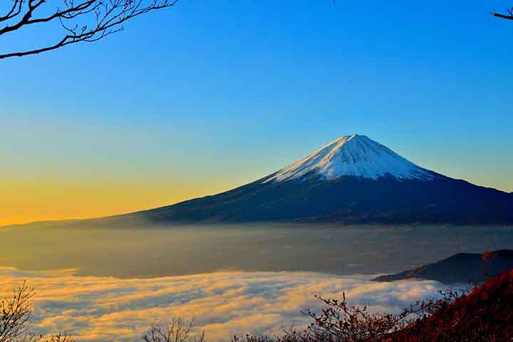 Autoridades japonesas anunciaram planos que podem surpreender fotógrafos e turistas que acompanham de perto o Monte Fuji, em Fujikawaguchiko. Isso porque, em resposta às queixas locais, o plano é a construção de uma barreira de 2,5 metros de altura e 20 metros de comprimento para obstruir a visualização do monte.