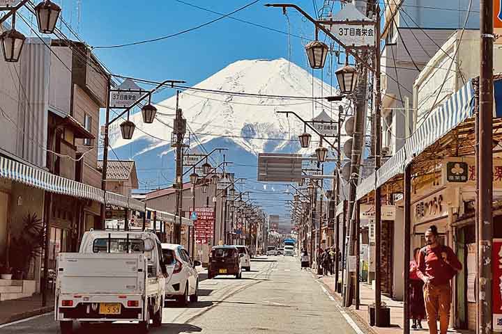 Os amantes de natureza e fotografia costumam se encantar por Fujikawaguchiko, localizada na província de Yamanashi. Muito em virtude do ponto de vista privilegiado para o Monte Fuji. 